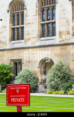 Avviso presso il quadrangolo principale del Corpus Christi College, Università di Cambridge, Inghilterra, Regno Unito. Foto Stock