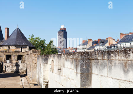 Vista del Tour Bretagne (Bretagna Torre) dal Castello dei Duchi di Bretagna a Nantes, Francia Foto Stock