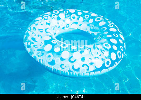 Piscina gonfiabile cerchio in blu piscina all'aperto nel giorno di estate Foto Stock