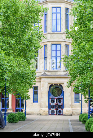 Ingresso principale al giudice Business School (CJBS) edificio, ex Adenbrooke's Hospital, presso l'Università di Cambridge, Inghilterra, Regno Unito. Foto Stock