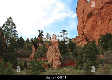 Red formazioni rocciose di varie dimensioni presso il Giardino degli Dei in Colorado Springs, Colorado, STATI UNITI D'AMERICA Foto Stock