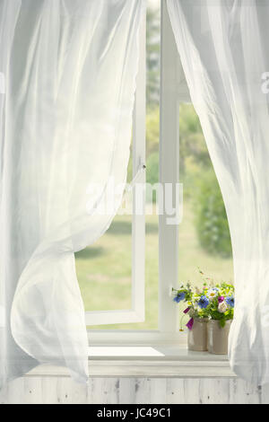 Vasi di fiori in cottage di campagna finestra con ondeggianti tende Foto Stock