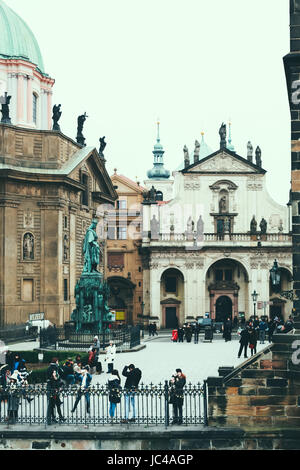 San Francesco di Assisi Chiesa, Carlo IV statua, Charles Bridge Museum e turisti sul terrapieno, vista dal Ponte di Carlo. Foto Stock