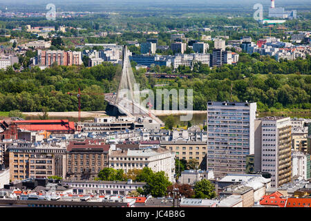 Polonia - Varsavia, vista sulla città da Srodmiescie a Praga district, fiume Vistola con ponte Swietokrzyski Foto Stock