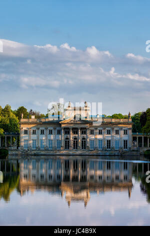 Polonia - Varsavia, Royal Lazienki Park, Palazzo sull'isola, facciata nord, architettura neoclassica, punto di riferimento della città Foto Stock