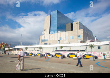 Barcellona, Spagna - 3 Ottobre 2016: vista la stazione ferroviaria Sants di Barcellona città e alcuni taxi in fila. Foto Stock