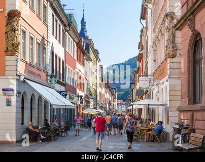 Negozi e caffetterie sulla Hauptstrasse (via principale), Altstadt, Heidelberg, Germania Foto Stock