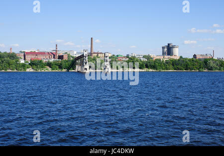 Vista su vintage elevatore granella sul fiume Volga a Samara, Russia Foto Stock