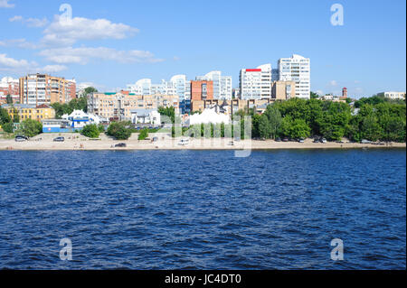 Samara, Russia - 29 giugno 2016, la bellissima vista sulla città di Samara dal fiume Volga Foto Stock