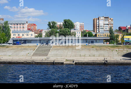 Samara, Russia- Giugno 29, 2016. Fiume Volga terrapieno nella città di Samara, Russia Foto Stock