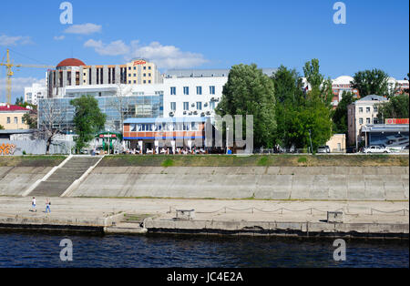 Samara, Russia- Giugno 29, 2016. Fiume Volga terrapieno nella città di Samara, Russia Foto Stock