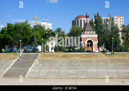 Samara, Russia - 29 giugno 2016, la bellissima vista sulla città di Samara dal fiume Volga Foto Stock