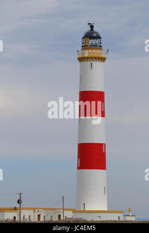 Il Tarbat Ness faro situato a nord ovest di Punta del Tarbat Ness penisola vicino al villaggio di pescatori di Portmahomack; Scozia Foto Stock