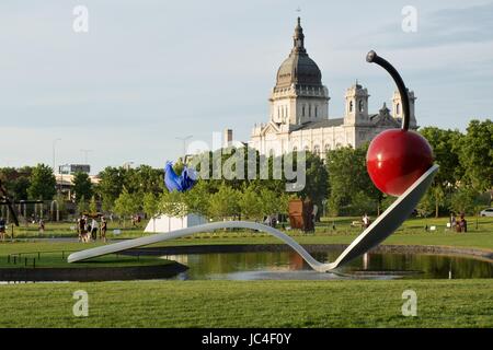 'Spoonbridge e ciliegia' di Claes e Coosje van Bruggen Oldenburg, al Walker Sculpture Garden a Minneapolis, Minnesota, Stati Uniti d'America. Foto Stock