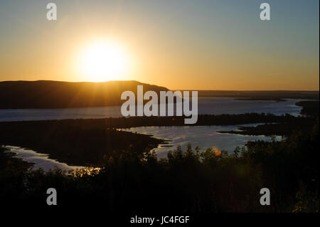 Vista sul fiume Volga e Zhiguli montagne dal punto di vista di elicottero sul tempo di sera, Samara, Russia Foto Stock