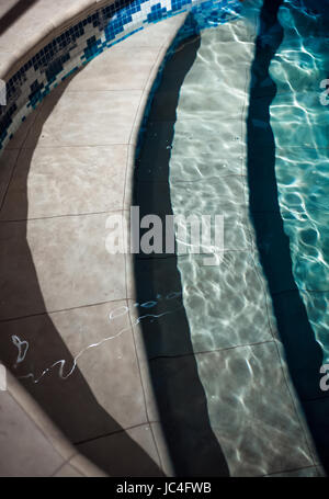 Primo piano delle fasi in piscina Foto Stock