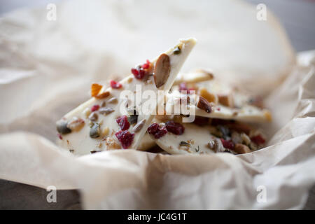 Il cioccolato bianco corteccia con mandorle Foto Stock