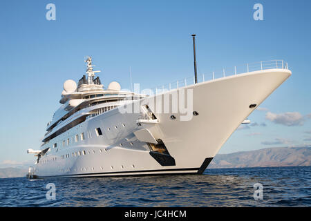 Gigantesco big e di gran lusso mega o super yacht a motore sul blu dell'oceano. Foto Stock