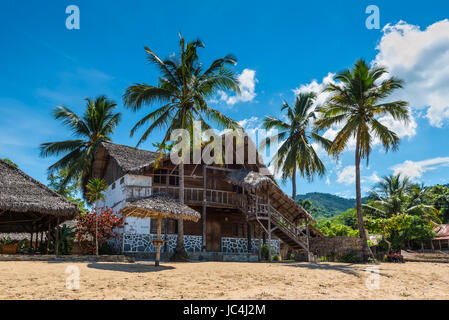 Ampasipohy, Nosy Be, Madagascar - Dicembre 19, 2015: Casa coloniale sulla spiaggia nel villaggio di pescatori Ampasipohy sull isola di Nosy Be, Madagasca Foto Stock