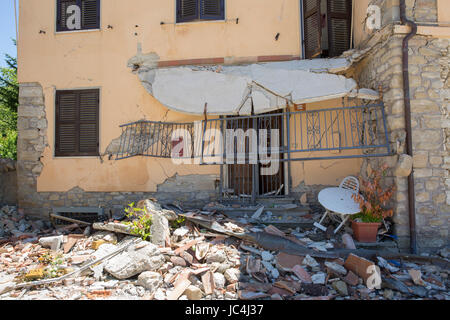 Danni alle case nei dintorni intorno alla città italiana di Amatrice colpita da un terremoto nel mese di agosto 2016 ancora gravemente danneggiato per oltre 9 mesi più tardi Foto Stock