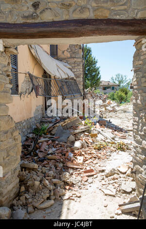 Danni alle case nei dintorni intorno alla città italiana di Amatrice colpita da un terremoto nel mese di agosto 2016 ancora gravemente danneggiato per oltre 9 mesi più tardi Foto Stock