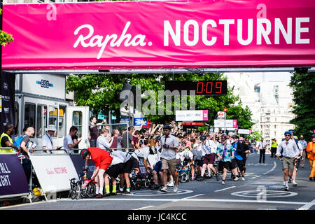 Racing su Brompton biciclette presso il 2017 Londra Rahpa Nocturne Criterium Race Foto Stock