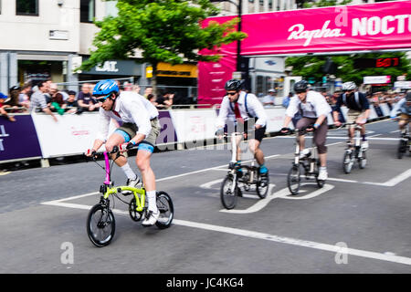 Racing su Brompton biciclette presso il 2017 Londra Rahpa Nocturne Criterium Race Foto Stock