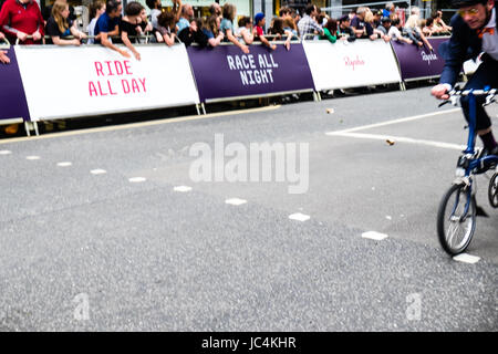 Racing su Brompton biciclette presso il 2017 Londra Rahpa Nocturne Criterium Race Foto Stock