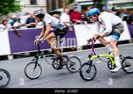 Racing su Brompton biciclette presso il 2017 Londra Rahpa Nocturne Criterium Race Foto Stock