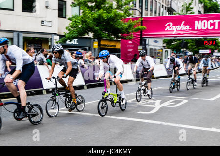 Racing su Brompton biciclette presso il 2017 Londra Rahpa Nocturne Criterium Race Foto Stock