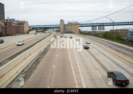 Vine Street expressway Interstate 95 e il Ben Franklin Bridge Penns Landing Philadelphia STATI UNITI D'AMERICA Foto Stock