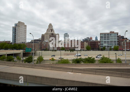 Vista della vecchia città di Philadelphia skyline attraverso i-95 su un nuvoloso giorno USA Foto Stock