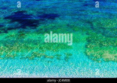 Colori sorprendenti di acqua in isola d'Elba, Italia. Foto Stock