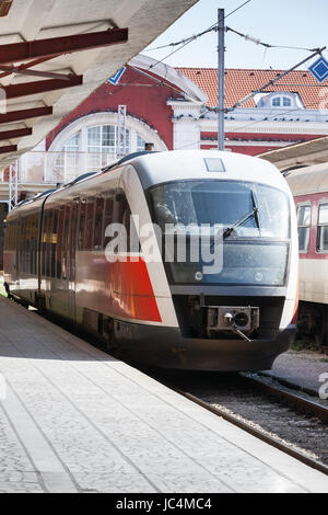 Passeggero treno elettrico sorge nei pressi della stazione ferroviaria di Varna, Bulgaria Foto Stock