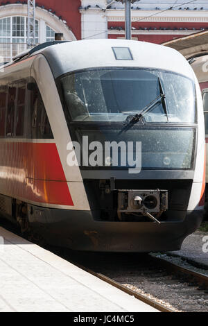 Cabina del passeggero moderno treno elettrico. Stazione ferroviaria di Varna, Bulgaria Foto Stock