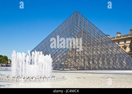 Pyramide du Louvre, Parigi, Francia Foto Stock