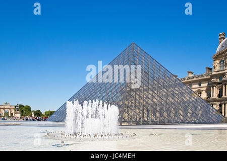 Pyramide du Louvre, Parigi, Francia Foto Stock