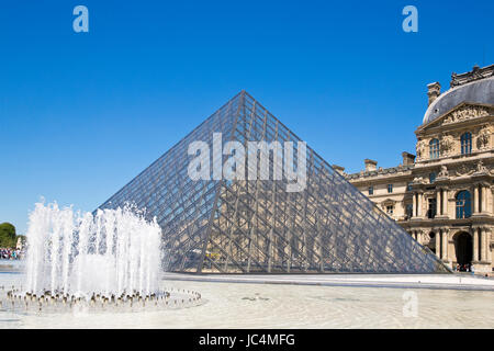 Pyramide du Louvre, Parigi, Francia Foto Stock