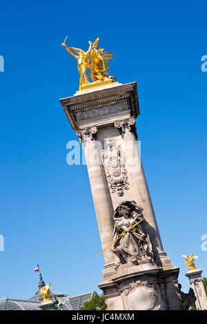 Dorare 'fame' sculture su di uno zoccolo di contrappesi del Pont Alexandre III, Parigi, Francia Foto Stock
