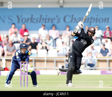 Surrey's Kumar Sangakkara hits fuori sul suo modo di rendere 121 contro Yorkshire, durante il Royal London un giorno Cup, quarto di finale di Headingley, Leeds. Stampa foto di associazione. Picture Data: martedì 13 giugno, 2017. Vedere PA storia CRICKET Yorkshire. Foto di credito dovrebbe leggere: Martin Rickett/filo PA. Restrizioni: solo uso editoriale. Nessun uso commerciale senza il previo consenso scritto da parte della BCE. Immagine ancora utilizzare solo. Assenza di immagini in movimento per emulare broadcast. Non rimuovere od oscurare del logo dello sponsor. Foto Stock