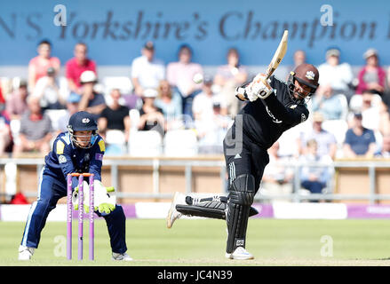 Surrey's Kumar Sangakkara hits fuori sul suo modo di rendere 121 contro Yorkshire, durante il Royal London un giorno Cup, quarto di finale di Headingley, Leeds. Foto Stock