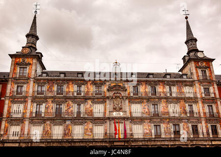 Plaza Mayor costruita nel 1617 la famosa piazza Cityscape Madrid Spagna. Foto Stock