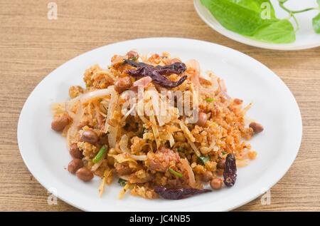 Cucina thailandese, Yam Nam Tod o insalata piccante salsa speziata di Crocchette di riso, carne di maiale fermentato, Zenzero, arachidi e peperoncino fritto. Foto Stock