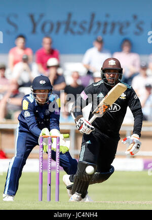 Surrey's Kumar Sangakkara hits fuori sul suo modo di rendere 121 contro Yorkshire, durante il Royal London un giorno Cup, quarto di finale di Headingley, Leeds. Foto Stock