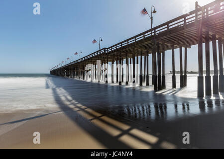 Storico molo di Ventura con motion blur acqua nella California del Sud. Foto Stock