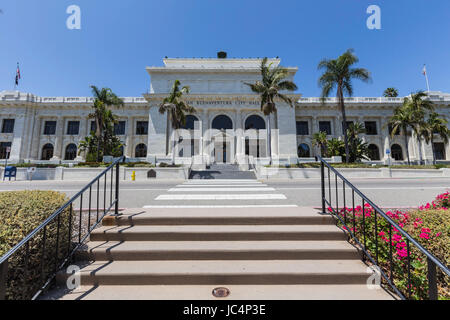 Ventura, California, Stati Uniti d'America - 11 Giugno 2017: ingresso anteriore per la storica Ventura municipio edificio nella California Meridionale. Foto Stock