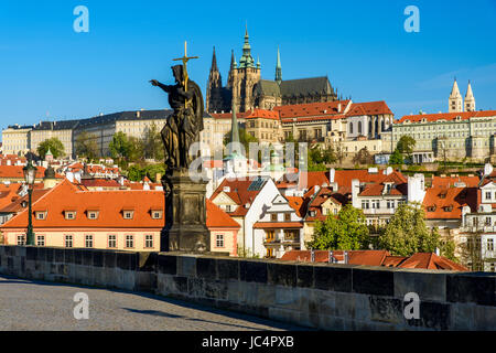 Vista della cattedrale di San Vito e il Castello di Praga complesso dal Charles Bridge, Praga, Boemia, Repubblica Ceca Foto Stock