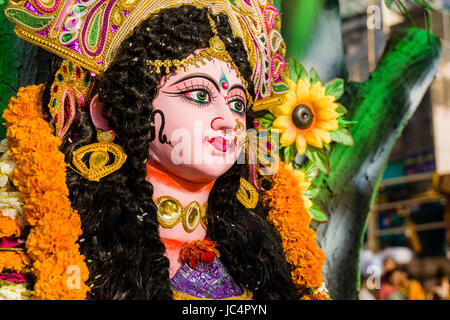 Un colorato la statua della dea ganga viene eretta a dashashwamedh ghat, principale ghat, nel sobborgo godowlia Foto Stock