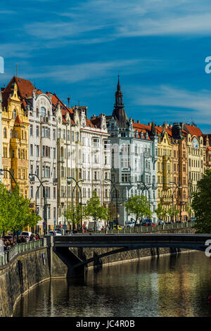 Edifici art nouveau lungo il fiume Moldava, Praga, Boemia, Repubblica Ceca Foto Stock