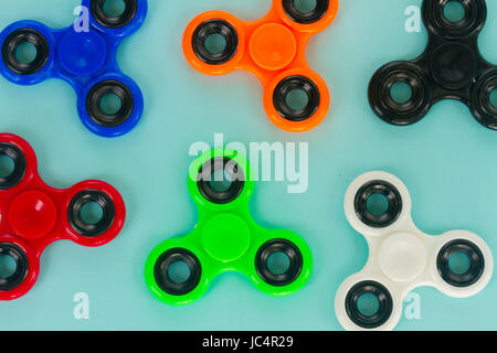 Agitano: filatori su sfondo blu vicino, popolare giocattolo rilassante, progetto generico Foto Stock